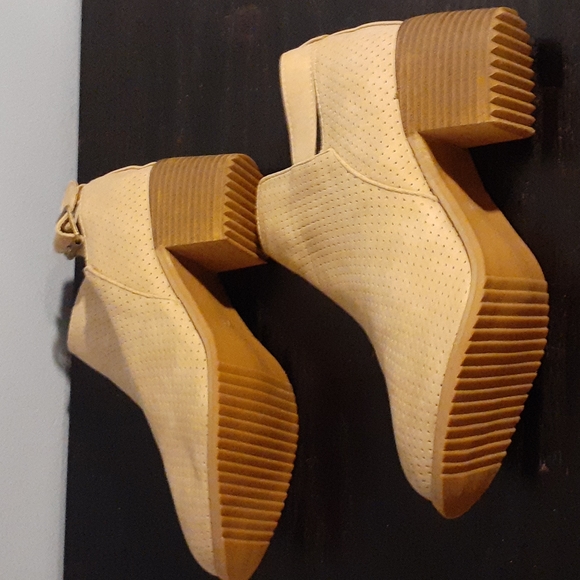 Tan Shoe Booties Size 9 NWOT - Picture 5 of 8